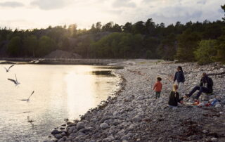 Familj som campar på stranden