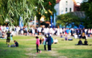 Almedalen med scenen i bakgrunden