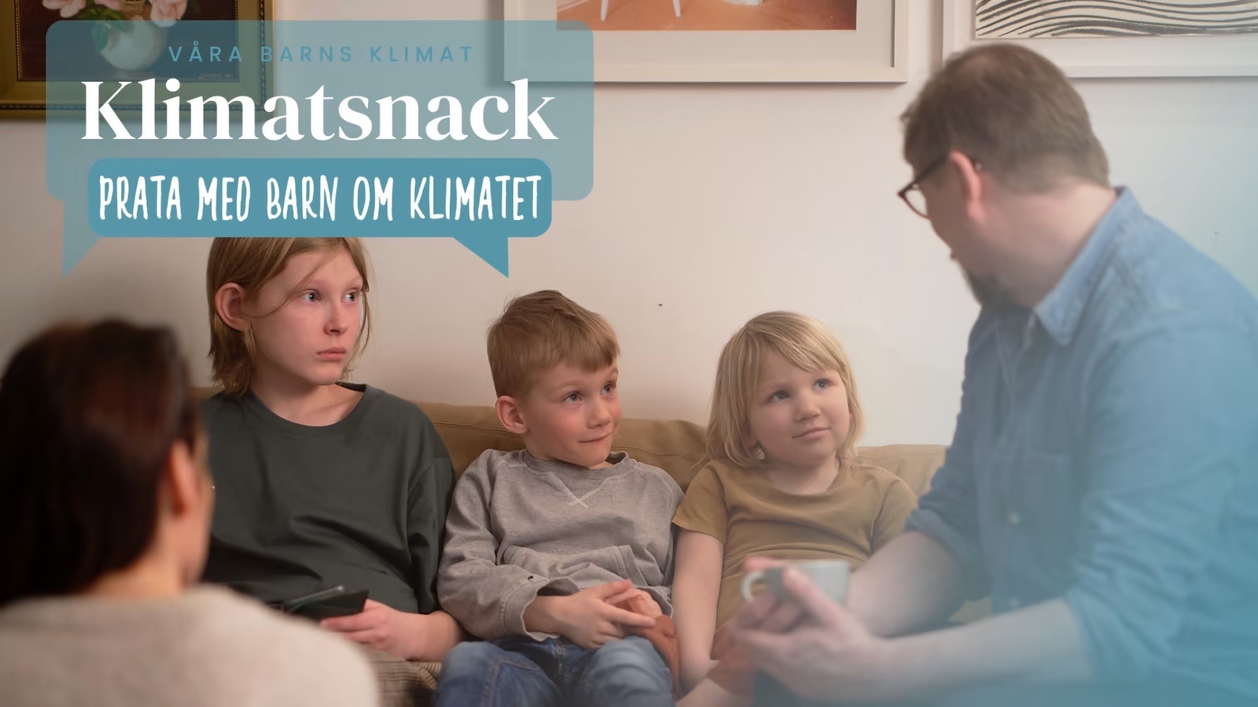 Förälder som pratar med barn om klimatet