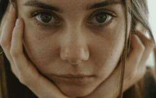 Ung tjej tittar in i kameran