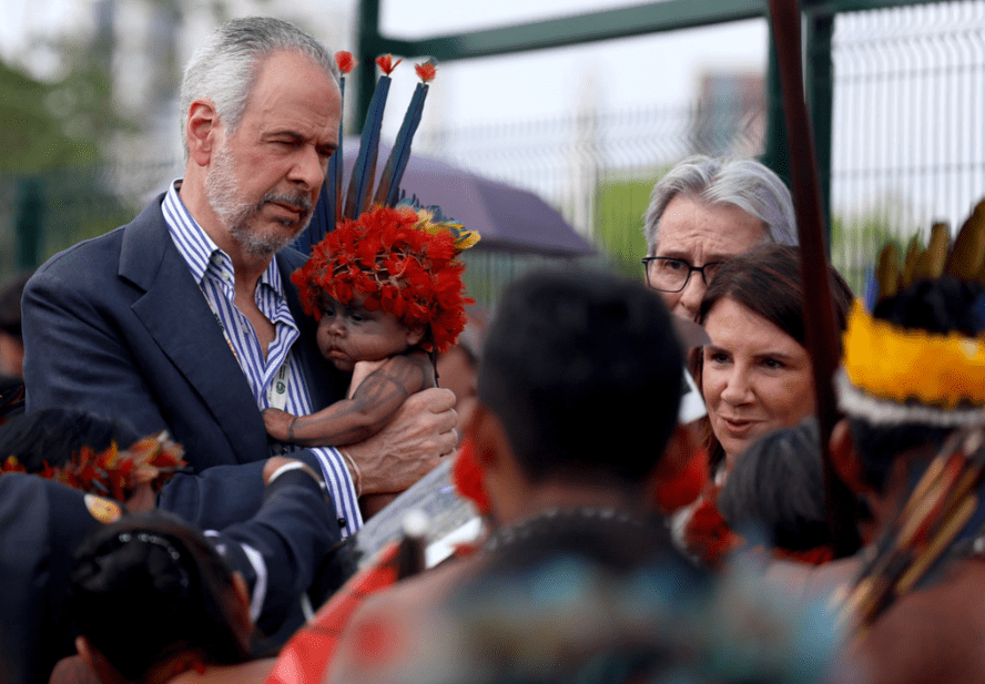 COP30-presidenten André Correa do Lago håller ett Munduruku-spädbarn medan han och COP30:s VD Ana Toni pratar med ursprungsbefolkningar av Munduruku-etniciteten vid den 30:e partskonferensen (COP30). Foto: Antonio Scorza/COP30