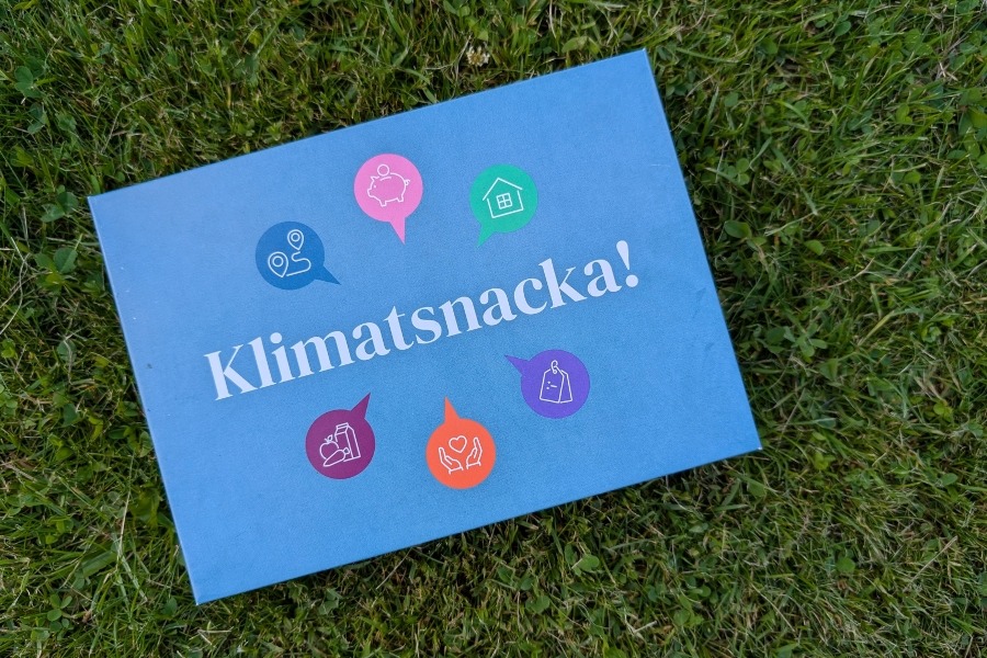 Blå box med texten Klimatsnacka! som är ett material i projektet Klimatsamtal inom öppna förskolan