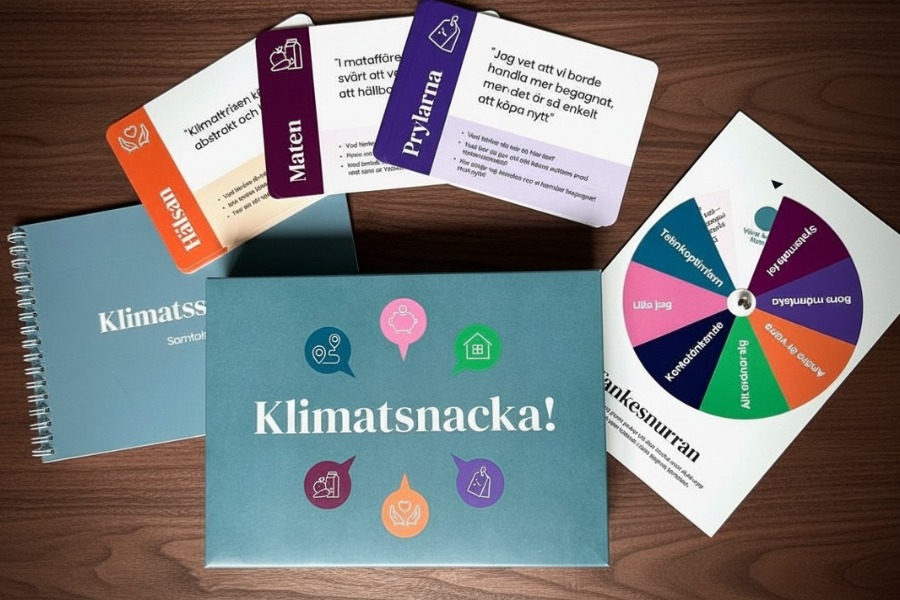 Klimatsnacka_material Blå box med texten Klimatsnacka! och samtalskort med frågor, som är ett material i projektet Klimatsamtal inom öppna förskolan